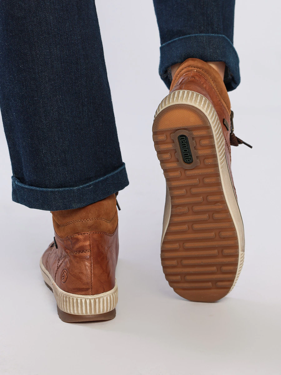 Ботинки спортивные коричневого цвета со шнуровкой